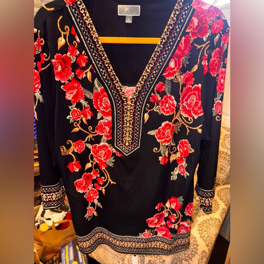 JM Collection Black and Red V-Neck Top